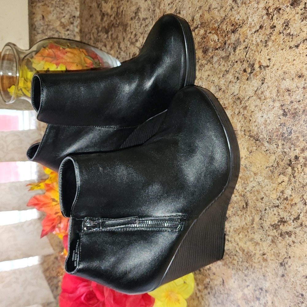 Womens Shoes - Torrid - Wedge - Size 8